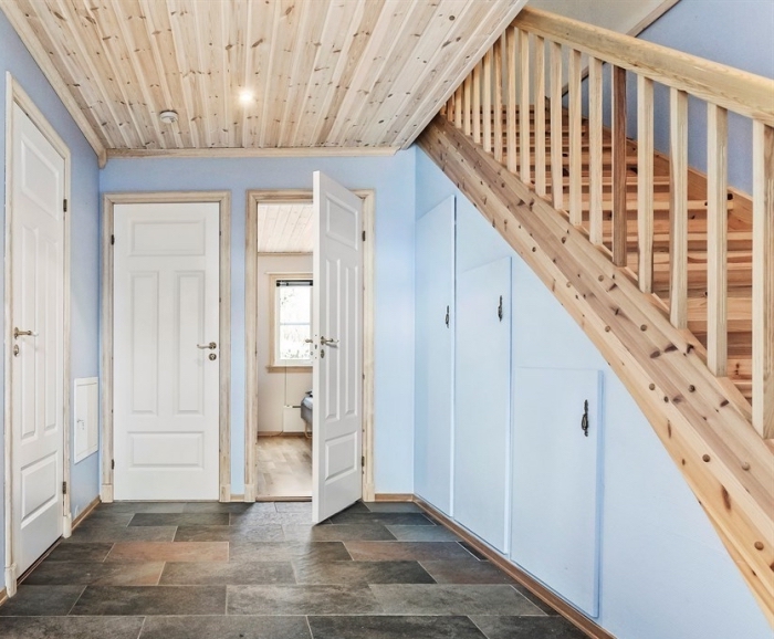 déco intérieur aux murs bleu clair avec plafond et escalier de bois clair, idée aménagement sous pente