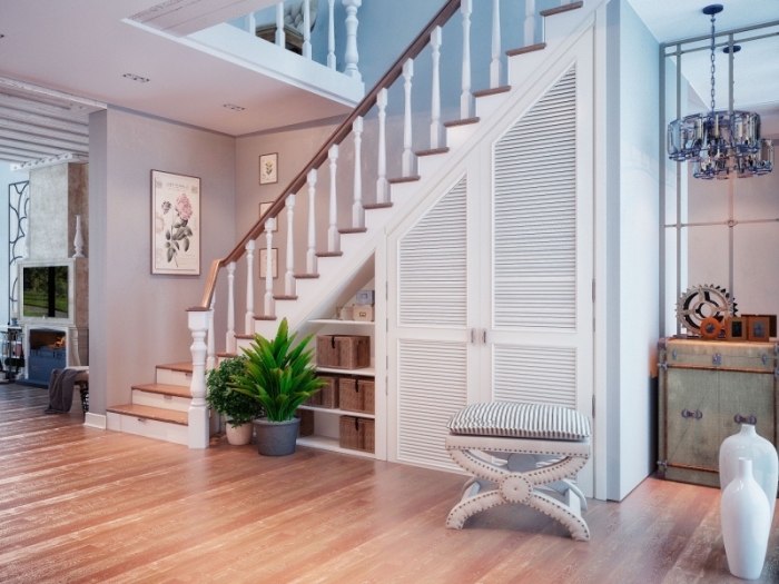 escalier blanc et bois avec meuble sous pente, garde-robe sous pente aux portes blanches et bois