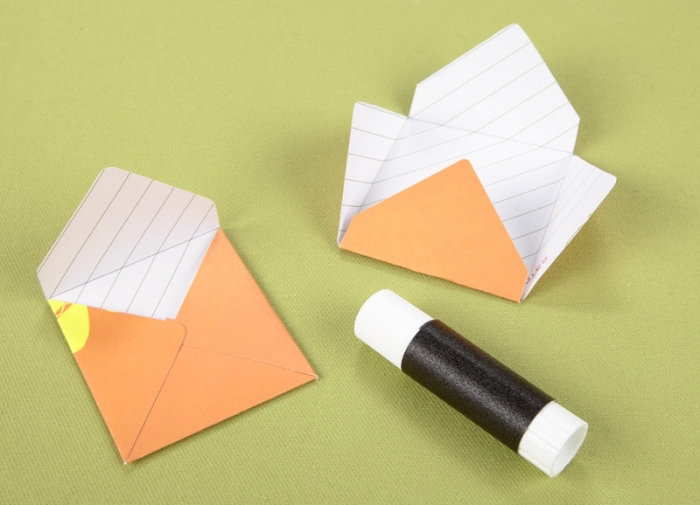 enveloppe origami, comment faire une enveloppe de forme carrée avec technique de pliage et colle