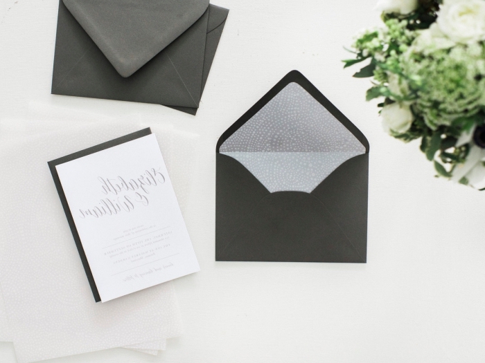 fabriquer une enveloppe, modèle d'enveloppe en papier noir avec décoration en papier blanc pour les cartes d'invitation