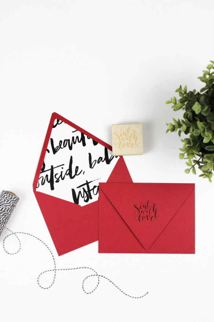 fabriquer une enveloppe, modèle d'enveloppe rouge customisée avec papier blanc à mots noirs