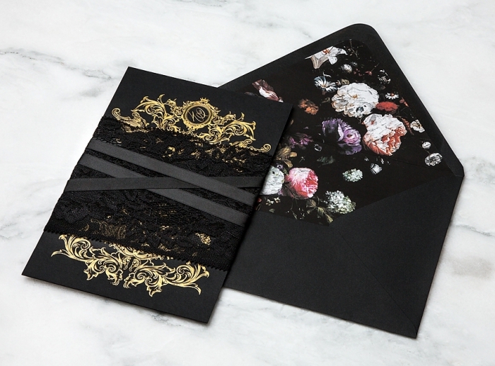 enveloppe kraft, modèle d'enveloppe et carte d'invitation stylée en papier noir et décoration florale et dorée
