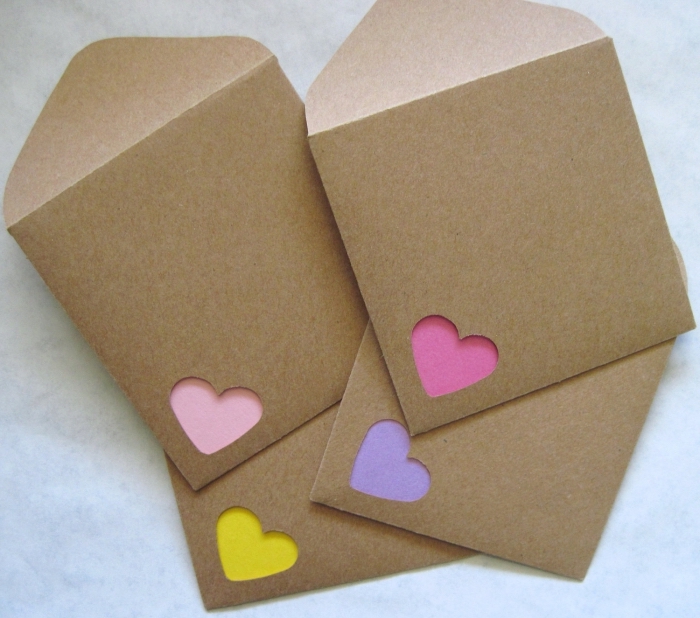 enveloppe carrée en papier recyclé avec petit coeur, idée comment faire une petite enveloppe scrapbooking