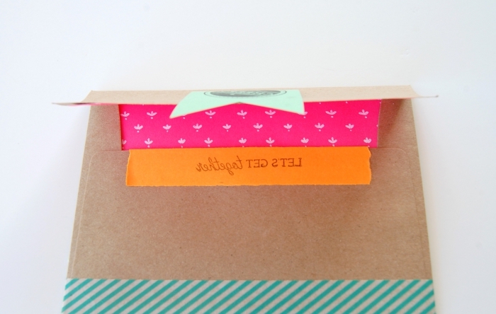 fabriquer une enveloppe, modèle d'enveloppe DIY en papier recyclé décoré avec washi tape et papier en couleurs
