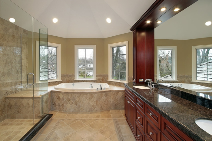 salle de bain contemporaine, grand meuble vasque, trois grandes fenêtres, 