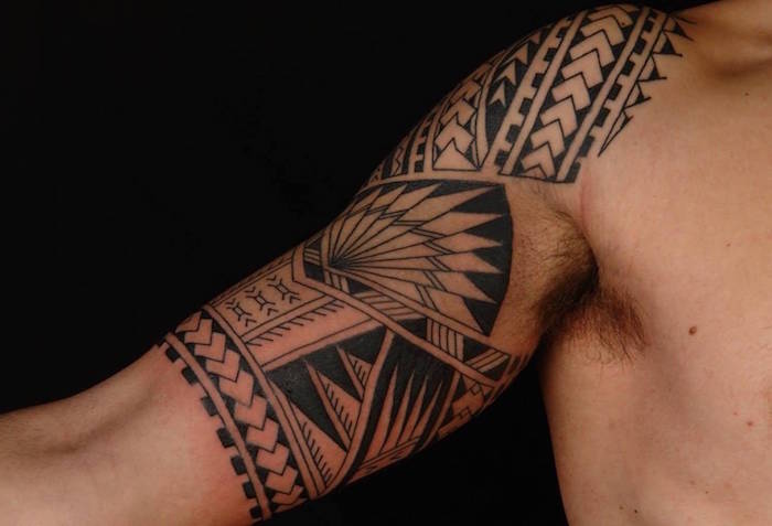 ecriture maori tatouage tribal bras homme polynesie