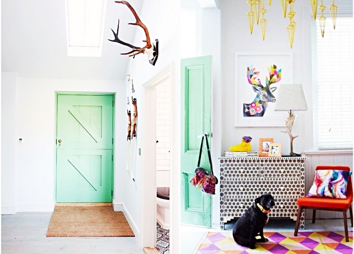idée déco pour la chambre ado avec peinture vert pastel sur la porte, tapis à design géométrique en orange et violet