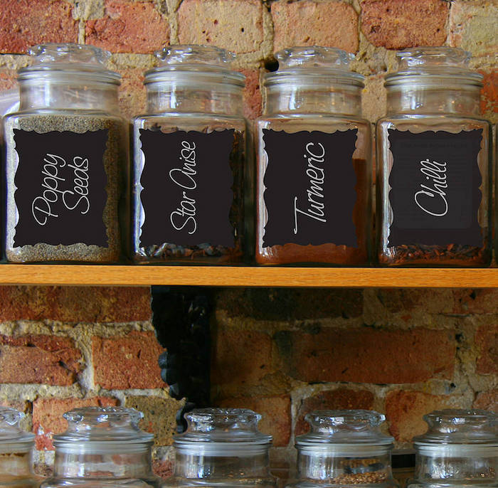 pots en verre avec étiquettes peinture craie, idée comment ranger ses ingrédients, mur de fond en briques