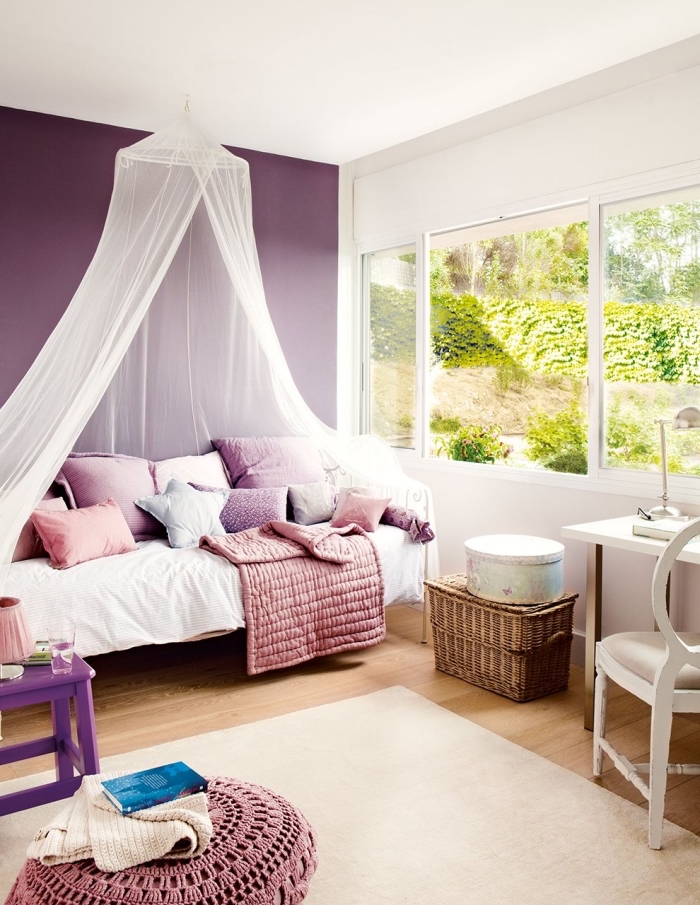 déco romantique dans la chambre ado fille aux murs violet et blanc avec lit en baldaquin et coussins diy
