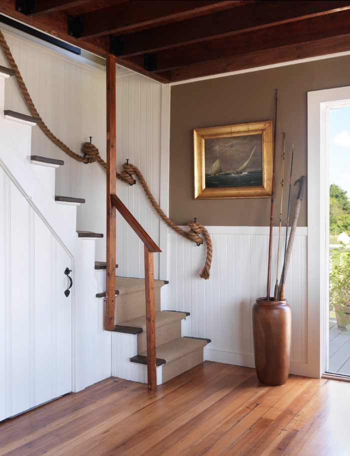 déco rustique au plafond et parquet de bois avec mur taupe et escalier blanc et bois, rangement sous pente avec porte blanche