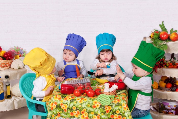 idée d activité montessori de la vie pratique, premières leçons de cuisine, comment préparer les ingrédients, photo mignonne