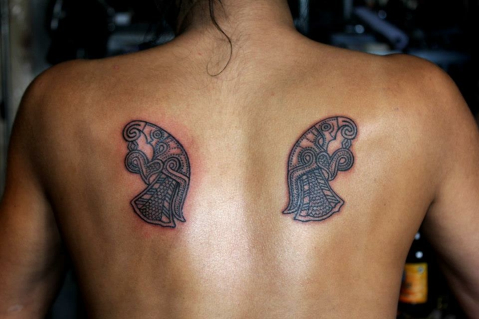 Ecriture viking tatouage symbole viking idée tatouage dos cool symboles viking tatoué femme