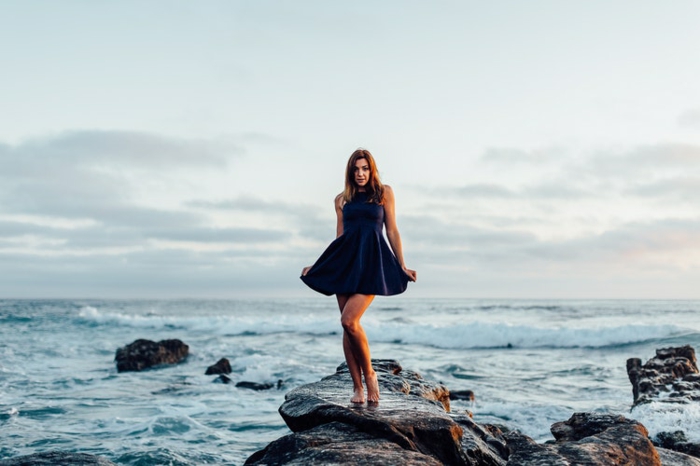 Superbe robe de soirée longue tenue chic femme moderne petite robe noire au bord de la mer