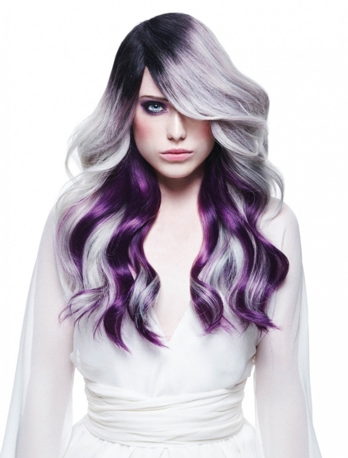 coloration grise pastel avec racines noires et pointes colorées en violet prune, maquillage pour yeux bleus