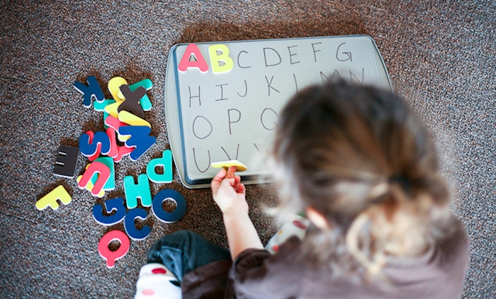 tableau magnétiques avec des lettres écrites dessus et des formes de lettres aimantées à associer, apprentissage de l alphabet et les couleurs, activités montessori pour enfant
