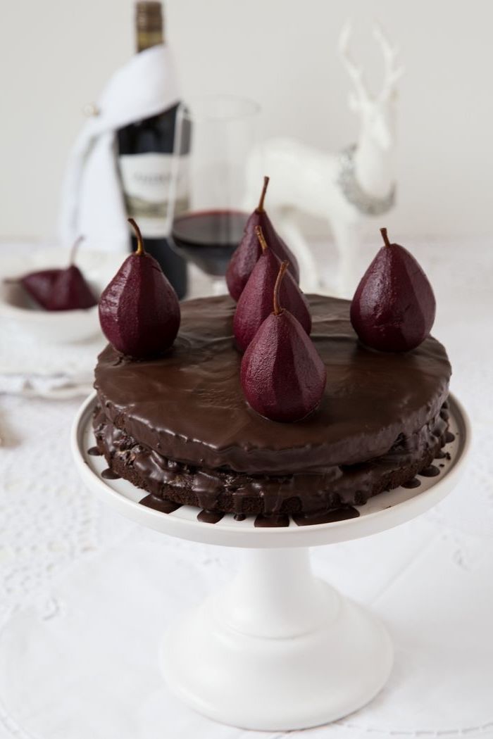 gateau moelleux chocolat, vin rouge et poire pochées, idée pour un gâteau au chocolat raffiné pour les occasions spéciales