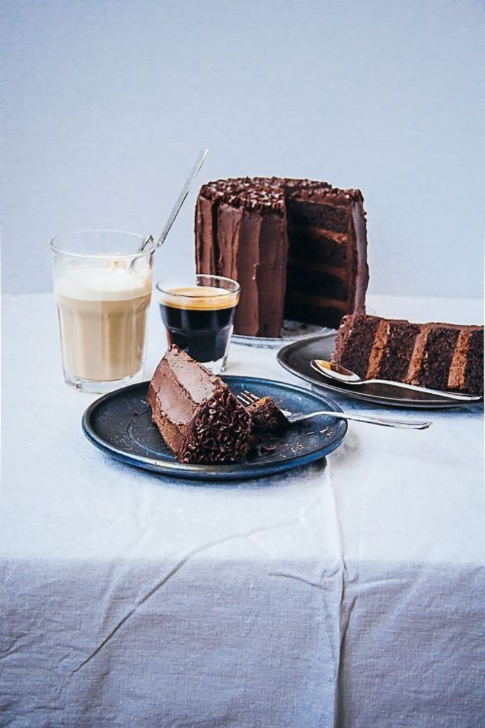 recette de gateau d’anniversaire au chocolat et au café espresso, layer cake chocolaté parfumé au café