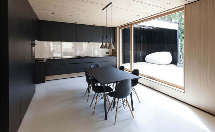 aménagement de cuisine minimaliste avec armoires noires et plafond en bois clair, lampadaire de style industriel en noir et taupe, modeles de cuisine