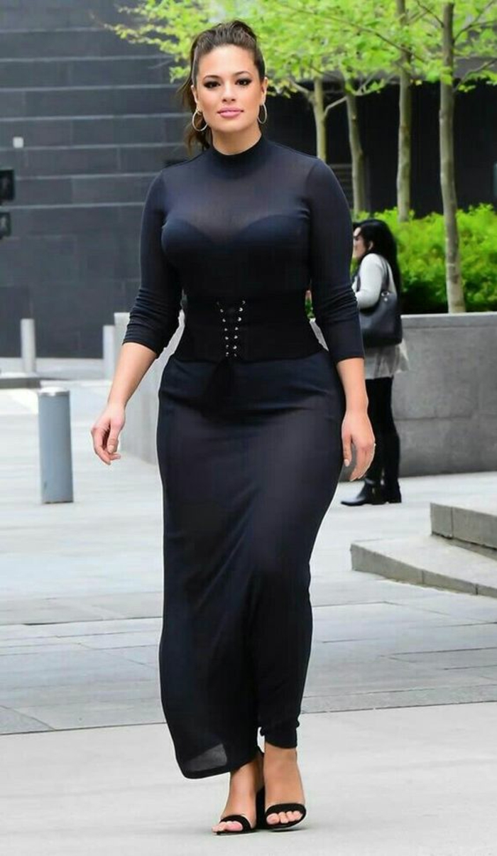 vetement pour femme ronde, l'actrice Ashley Graham, robe de cérémonie semi-transparente en noir, bustier noir, manches 3-4, sandales noirs