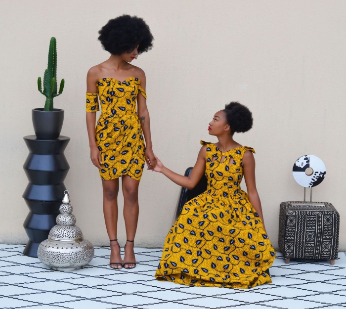 modèle de robe de style africain en tissu jaune aux motifs feuilles, robe courte à coupe asymétriques avec épaules dénudées