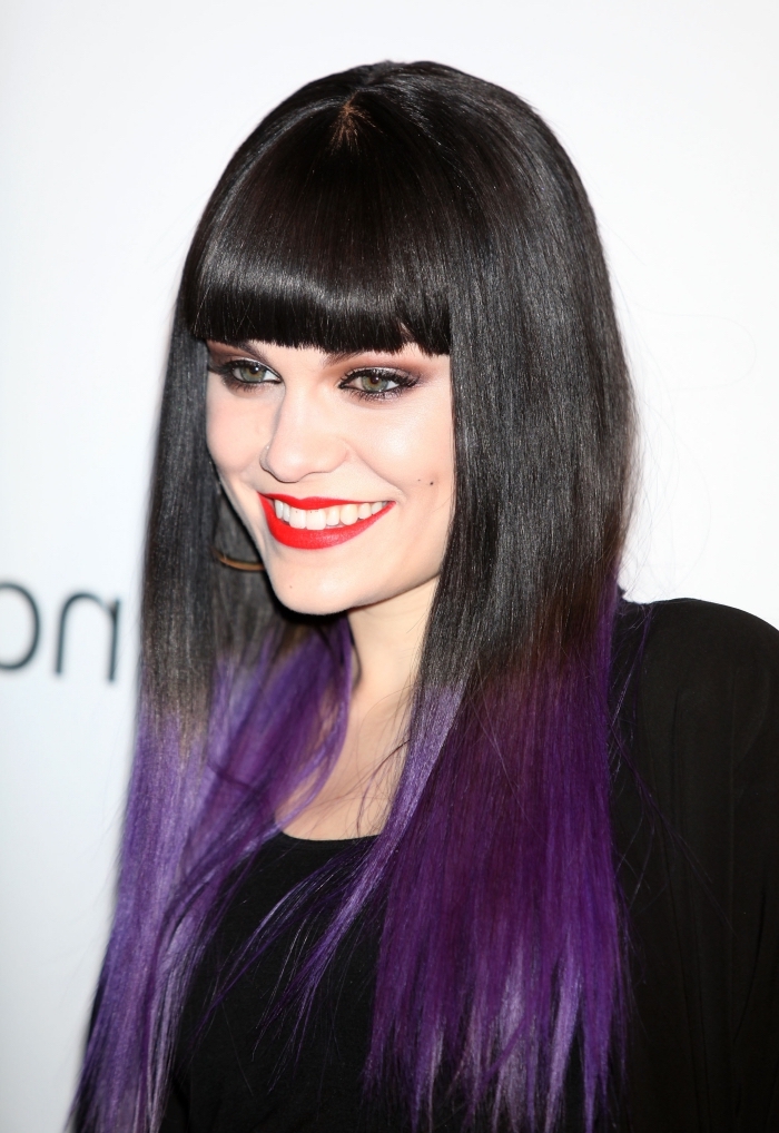 couleur prune cheveux longs et noirs, coiffure de Jessie J avec pointes colorées en violet, quel maquillage pour yeux verts