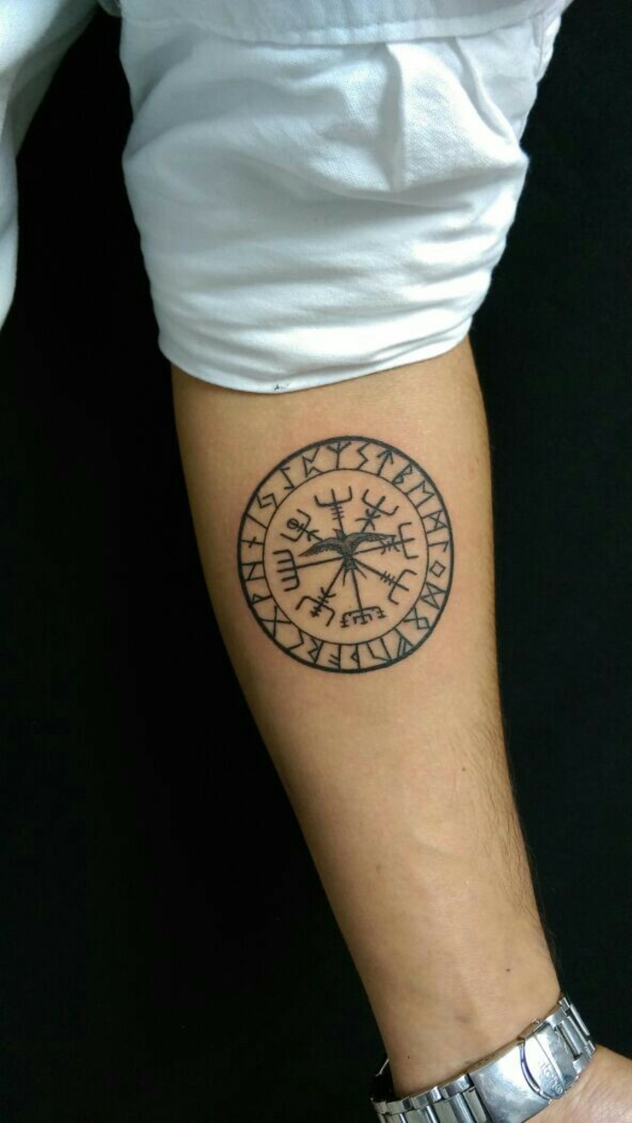 Magnifique tatouage nordique symbole des vikings ronde symbole tatouage