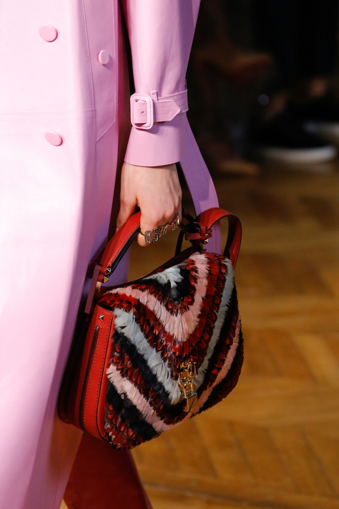 mini sac en rouge, blanc, bleu marine et bleu pastel, avec des franges, soirée chic détail choc, sac porté avec un imperméable en rose bonbon