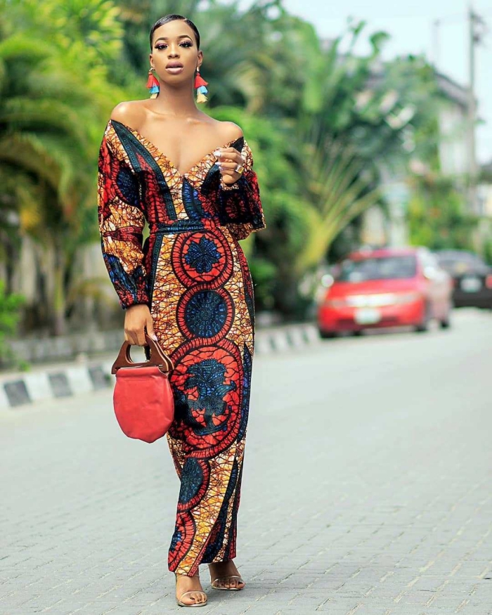 robe de soirée à design ethnique en noir et rouge, modèle vêtement femme en tissu africain, robe décolletée en V