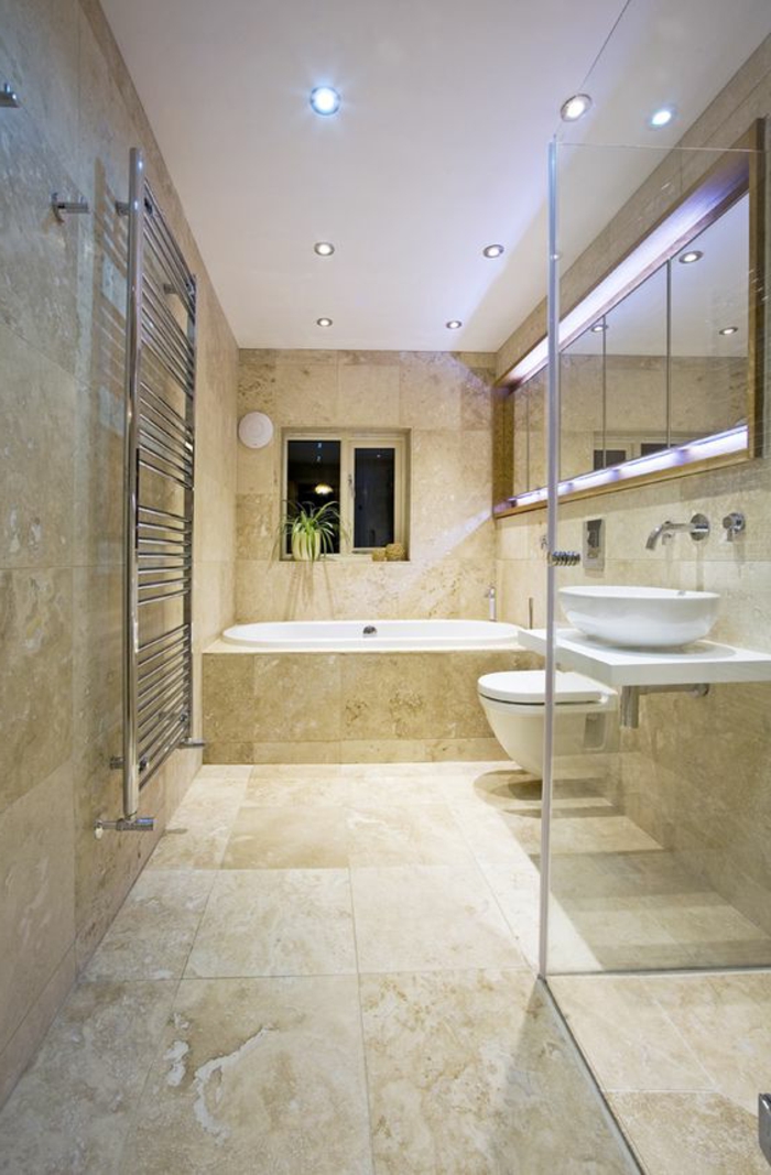 travertine salle de bains, parois en verre, plafond blanc, baignoire à encastrer