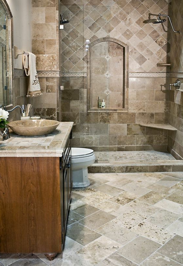 salle de bain travertin et bois, carrelage travertin, éléments déco vintage, vasque ronde