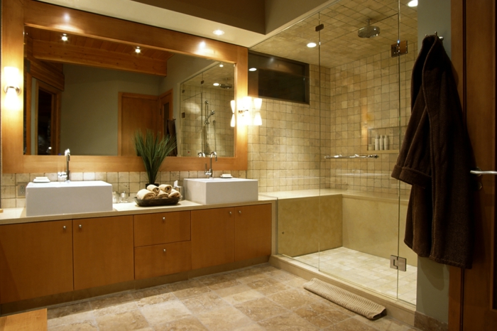 meuble vasque en bois clair, grand miroir mural, cabine de douche, salle de bain travertin