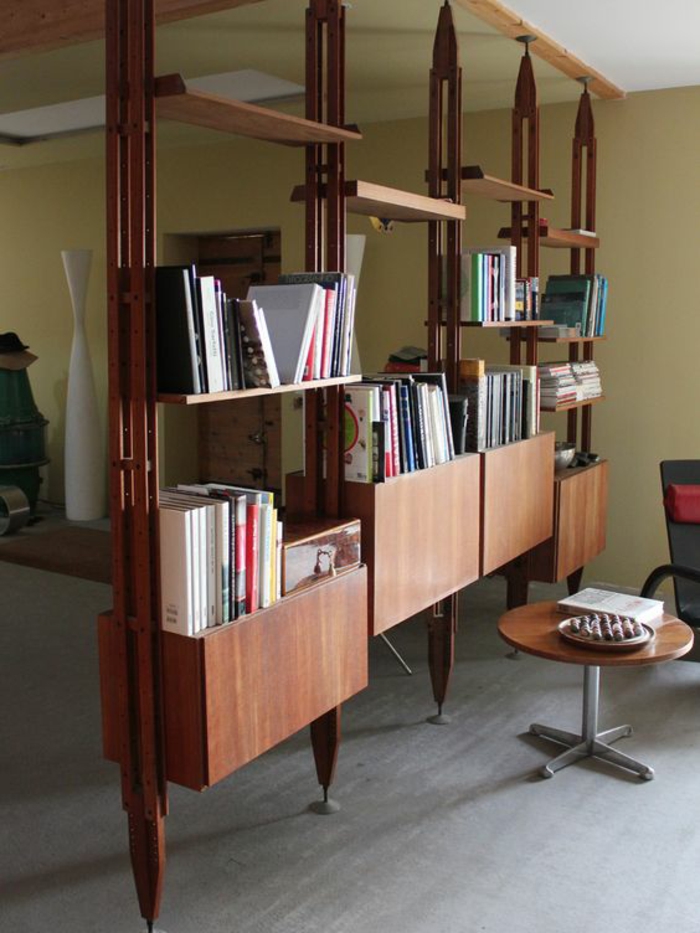 meuble de rangement séparateur, étagère de séparation, bibliothèque, espace divisé et organisé en manière élégante, ambiance intellectuelle 