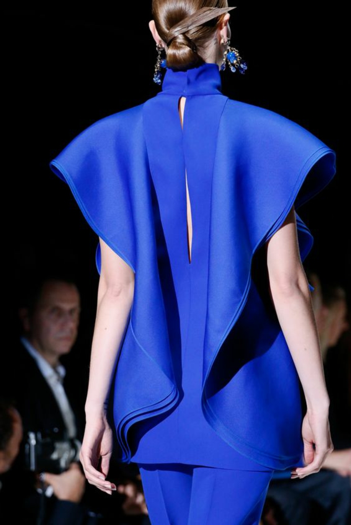 tunique en bleu royal avec des manches courtes qui se transforment en volants larges, tenue chic détail choc