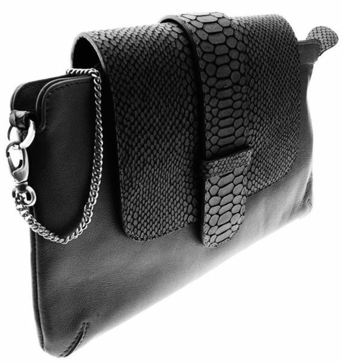 sac pochette noir, avec motifs croco sur son couvercle, chaînette en couleur argent, élégance et raffinement, thème chic et choc 