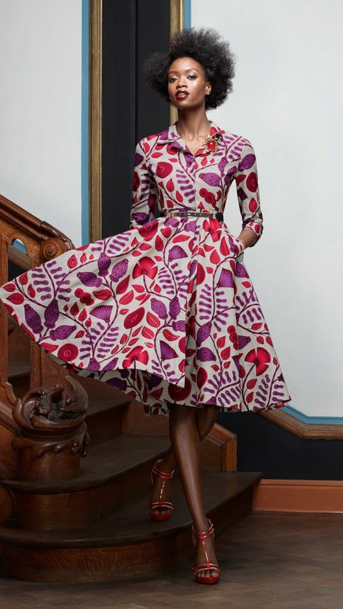 robe avec jupe très évasée, motifs fleuris, décolleté boutonné, mode africaine, tenue africaine femme, sandales rouges avec des talons aiguilles 