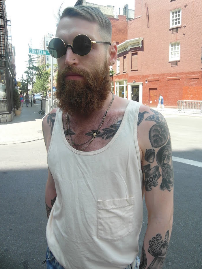 look hipster homme barbe coiffure dégradé tattoo noir et blanc