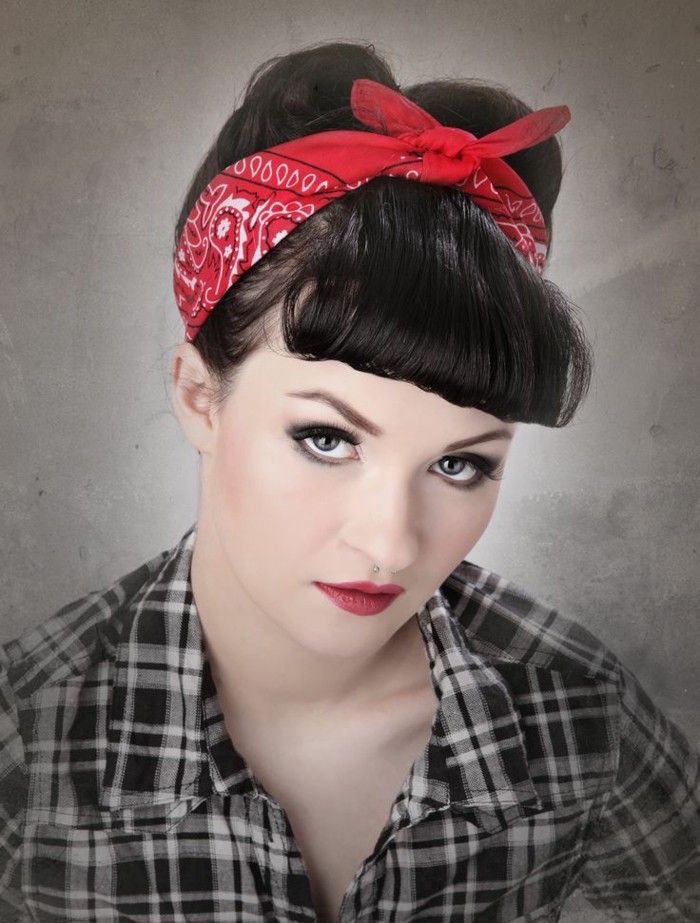 coiffure année 60 rockabilly pin up coupe retro bandana rouge frange vintage femme