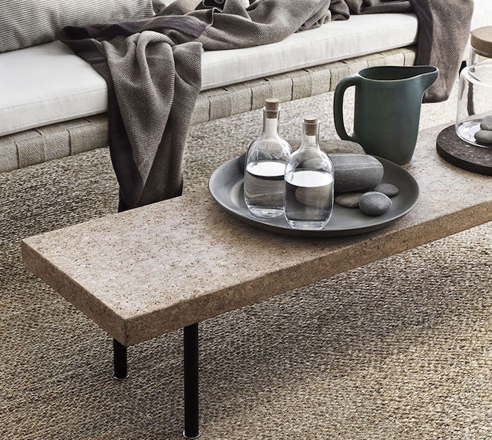 fabriquer sa table basse en dalle de beton pour plateau et pieds en metal noirs, canapé et tapis gris