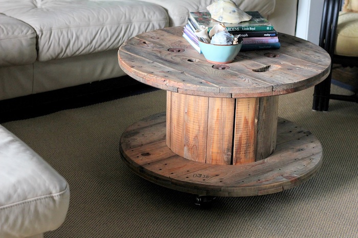 fabriquer une table basse, modele de table en touret de bois sur roulettes, bois surface poli, accent rustique chic dans le salon