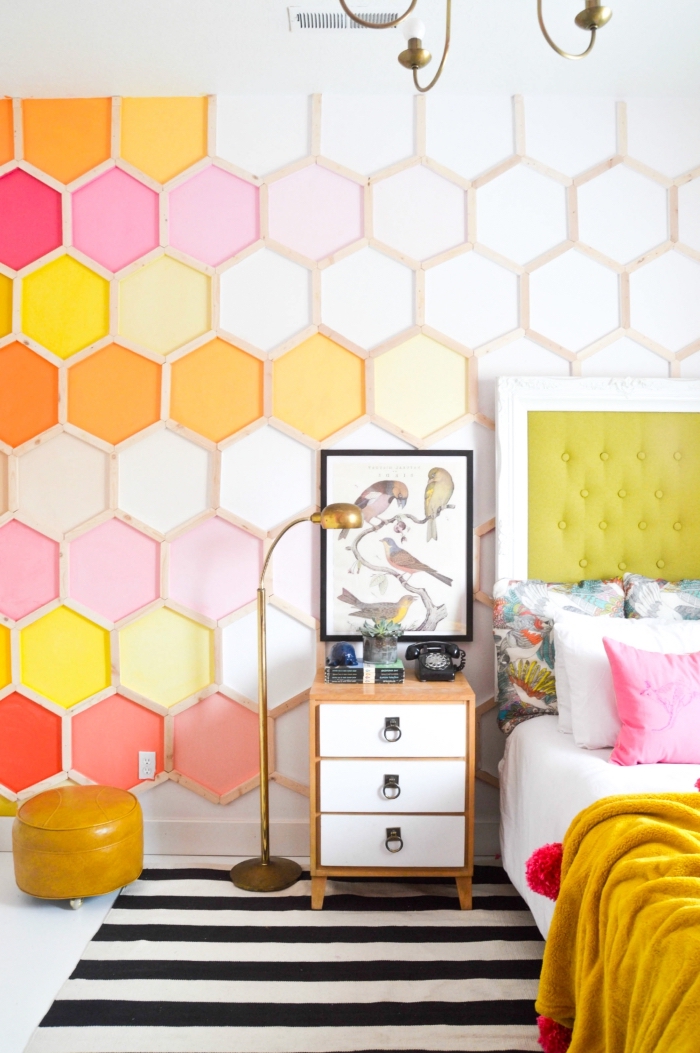 peinture chambre ado en couleurs orange et rose avec cadre diy en bois clair, décoration murale en bois et peinture 