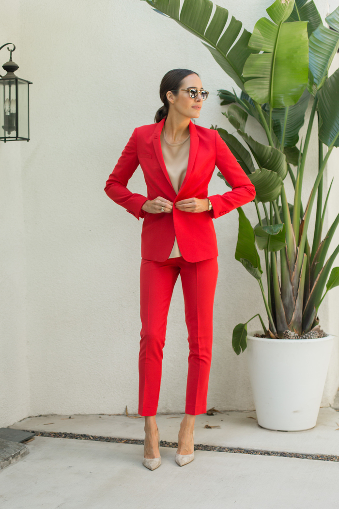 un smoking femme associant le rouge et la couleur nude pour une vision à la fois féminine et professionnelle