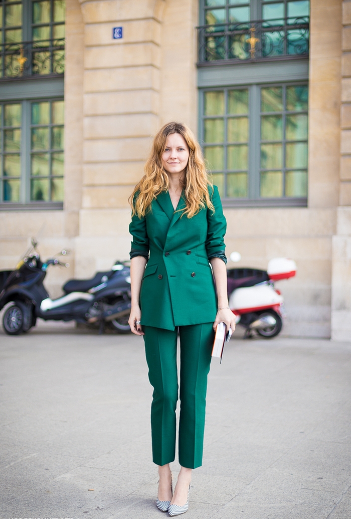 une veste tailleur femme à double boutonnage avec un pantalon de tailleur 7/8 assorti en vert émeraude