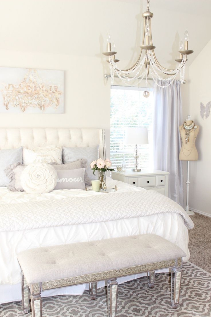 chambre ado avec banc devant le lit et rideaux longs de couleur bleu pastel, modèle de lustre à cristaux en style baroque