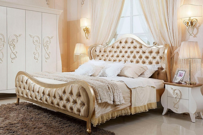 ambiance de luxe et confort dans la chambre a coucher adulte avec garde-robe design à motifs volutes et grand lit à cadre doré