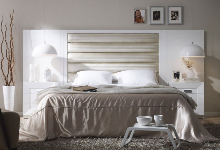 chambre complete adulte à design moderne avec grand lit en tête blanc et tables de chevet encastrées