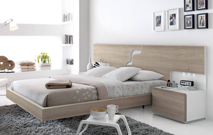 association couleur beige avec le blanc et les nuances neutres pour aménager la chambre à coucher, rangement verticale pour livres