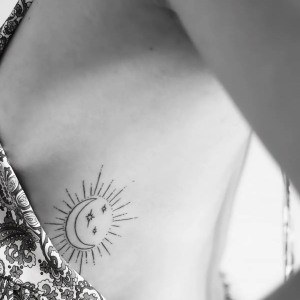 tatouage au motif astral lune et soleil 2 en 1
