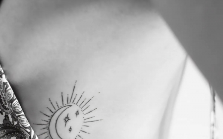 tatouage au motif astral lune et soleil 2 en 1