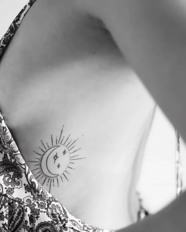 tatouage au motif astral lune et soleil 2 en 1