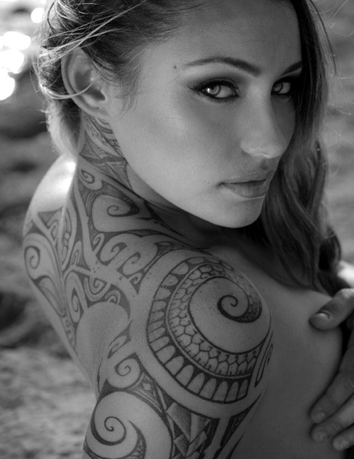 tatouage polynesie femme epaule dos symboles tradition maorie